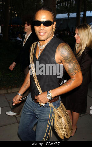 Sep 16, 2003; New York, NY, USA; Sänger/Musiker LENNY KRAVITZ auf 2004 Frühjahr/Sommer Catherine Malandrino Show während der Mercedes-Benz New York Fashion Week im Bryant Park. Stockfoto