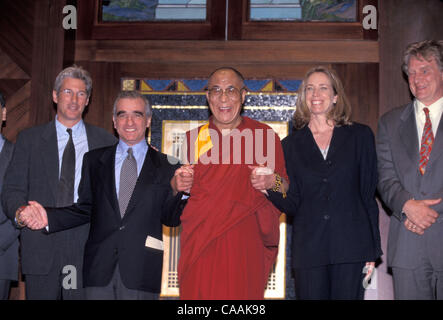Sep 16, 2003; New York, NY, USA; Seine Heiligkeit der XIV. DALAI LAMA mit dem Schauspieler RICHARD GERE, Regisseur MARTIN SCORSESE und Schriftsteller MELISSA MATHISON bei Pressekonferenz, die Förderung des Friedens auf das Guggenheim-Museum statt. Obligatorische Credit: Foto von Nancy Kaszerman/ZUMA Press. (©) Copyright 2003 by Nancy Kaszerm Stockfoto