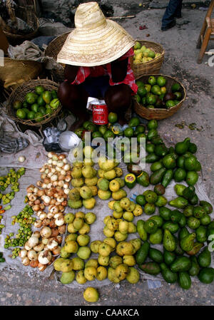 Eine haitianische Frau verkauft für METRO - Obst und Gemüse auf einer Straße in Port au Prince, Haiti Sept 2003.  FOTO VON EDWARD A. ORNELAS/STAFF Stockfoto