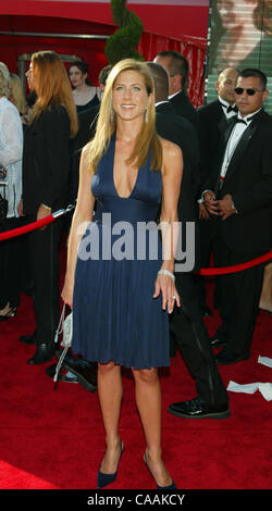 Sep 21, 2003; Hollywood, Kalifornien, USA; Schauspielerin JENNIFER ANISTON Ankunft in der 55. Annual Primetime Emmy Awards statt im Shrine Auditorium in Los Angeles. Stockfoto