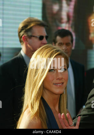 Sep 21, 2003; Hollywood, Kalifornien, USA; Schauspielerin JENNIFER ANISTON Ankunft in der 55. Annual Primetime Emmy Awards statt im Shrine Auditorium in Los Angeles. Stockfoto