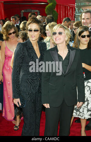 Sep 21, 2003; Hollywood, Kalifornien, USA; Komikerin ELLEN DEGENERES Ankunft in der 55. Annual Primetime Emmy Awards statt im Shrine Auditorium in Los Angeles. Stockfoto