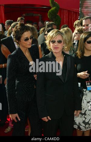 Sep 21, 2003; Hollywood, Kalifornien, USA; Komikerin ELLEN DEGENERES Ankunft in der 55. Annual Primetime Emmy Awards statt im Shrine Auditorium in Los Angeles. Stockfoto