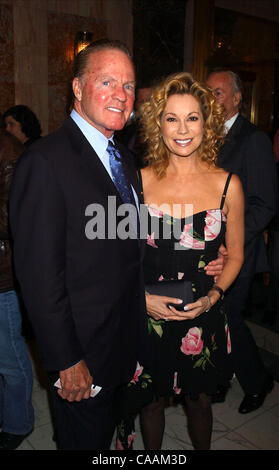 16. Oktober 2003; New York, NY, USA; FRANK GIFFORD und KATHIE LEE GIFFORD kommt bei der Premiere von "The Boy From Oz'' Imperial Theater im 45th Street. Stockfoto