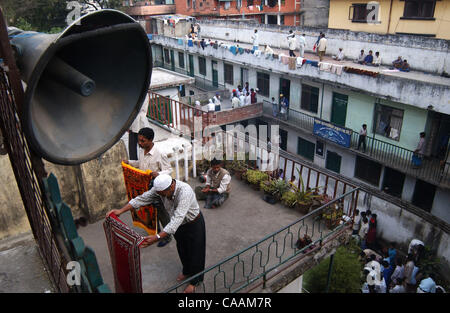 KATHMANDU, NEPAL 31. Oktober 2003 Nepali muslimischen Mann legte Gebetsteppich vor Freitag bei Jame Moschee beten. Nepal ist offiziell ein Hindu-Königreich der muslimischen Bevölkerung herum 750.000 Menschen oder 3,5 % der Gesamtbevölkerung. Viele von ihnen haben noch starke Bindungen mit den muslimischen Gemeinschaften in indischen s Stockfoto