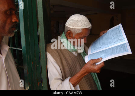 KATHMANDU, NEPAL 31. Oktober 2003 Nepali muslimischen Mann liest Koran vor Freitag beten. Nepal ist offiziell ein Hindu-Königreich der muslimischen Bevölkerung herum 750.000 Menschen oder 3,5 % der Gesamtbevölkerung. Viele von ihnen haben noch eine starke Bindung mit den muslimischen Gemeinschaften in indischen Bundesstaaten Bihar und Stockfoto