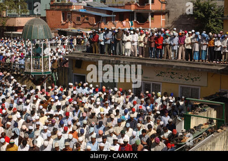 KATHMANDU, NEPAL 31. Oktober 2003 muslimischen Nepali am Freitag bei Jame Moschee beten. Nepal ist offiziell ein Hindu-Königreich der muslimischen Bevölkerung herum 750.000 Menschen oder 3,5 % der Gesamtbevölkerung. Viele von ihnen haben noch eine starke Bindung mit den muslimischen Gemeinschaften in indischen Bundesstaaten Bihar und Ut Stockfoto