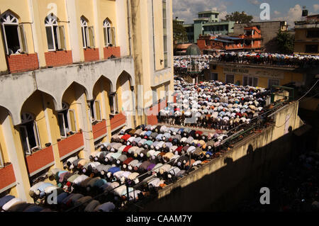 KATHMANDU, NEPAL 31. Oktober 2003 muslimischen Nepali am Freitag bei Jame Moschee beten. Nepal ist offiziell ein Hindu-Königreich der muslimischen Bevölkerung herum 750.000 Menschen oder 3,5 % der Gesamtbevölkerung. Viele von ihnen haben noch eine starke Bindung mit den muslimischen Gemeinschaften in indischen Bundesstaaten Bihar und Ut Stockfoto