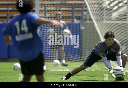 ein Torhüter Jose Earthquakes Jon Conway, Recht, macht einen Zwischenstopp während des Trainings im Spartan Stadium in San Jose, Kalifornien, auf Freitag, 29. August 2003.  Auf der linken Seite ist vorwärts Dwayne DeRosario. (CONTRA COSTA TIMES / CINDI CHRISTIE) Stockfoto