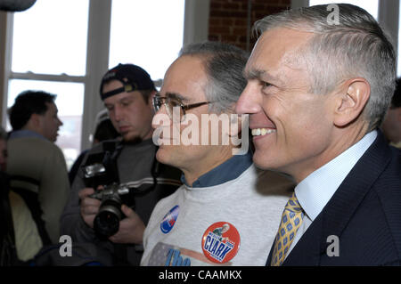 25. Oktober 2003; Concord, NH, USA; General WESLEY CLARK mit Anhängern zu seinem 2004 Präsidentschaftskampagne Hauptquartier in Concord, New Hampshire. Stockfoto