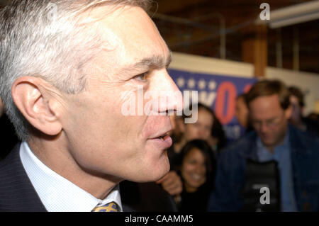 25. Oktober 2003; Concord, NH, USA; General WESLEY CLARK mit Anhängern zu seinem 2004 Präsidentschaftskampagne Hauptquartier in Concord, New Hampshire. Stockfoto