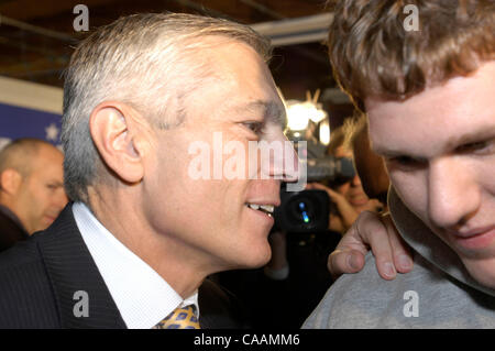 25. Oktober 2003; Concord, NH, USA; General WESLEY CLARK mit Anhängern zu seinem 2004 Präsidentschaftskampagne Hauptquartier in Concord, New Hampshire. Stockfoto