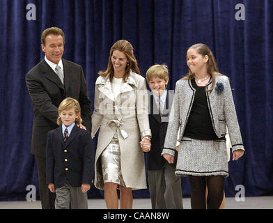 17. November 2003; Sacramento, Kalifornien, USA; ARNOLD SCHWARZENEGGER Arnold Schwarzenegger und seine Frau Maria Shriver kommen an der Eröffnungszeremonie im Capitol in Sacramento, mit ihren Kindern, Christopher, links, Patrick, Center, Christina, rechts, und Katherine, verdeckt hinter Christina. Obligatorische Cred Stockfoto