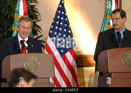 Staat/täglich/MONTERREY CUMBRE: Mexikos Präsident Vicente Fox schaut Präsident George Bush, wie er eine gestellte Frage von Reportern bei einer Pressekonferenz am Quinta Real in Monterrey Nuevo Leon Montag Jan. 12, 2004 lacht. DELCIA LOPEZ/PERSONAL Stockfoto