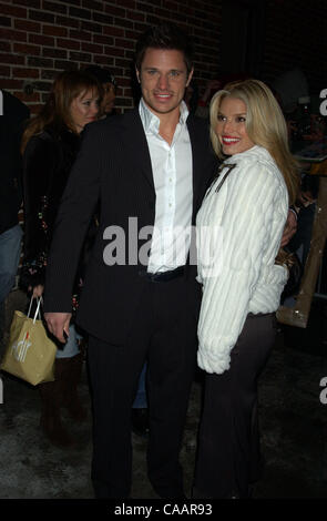 19. Januar 2004; New York, NY, USA; JESSICA SIMPSON und NICK LACHEY verlassen das Ed Sullivan Theater nach einer Episode von der Letterman Show taping Stockfoto