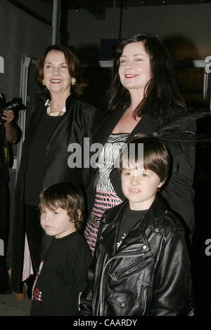 28. Januar 2004; Los Angeles, Kalifornien, USA; SANDRA KNIGHT STEPHENSON mit ihrer Tochter JENNIFER NICHOLSON, Tochter mit dem Schauspieler Jack Nicholson und ihren Söhnen SEAN und Herzog Edgemar Center for the Arts präsentiert "Vorherige Bilder", eine multimediale Ausstellung von Sandra Knight, Schauspielerin/Künstler/Schriftsteller Sandra Ste Stockfoto