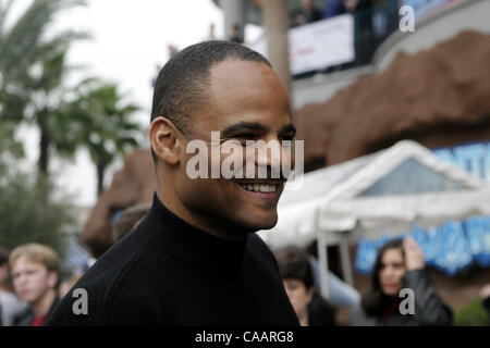 31. Januar 2004; Houston, TX, USA; Football-Spieler WARRN MOONE Teilnahme an der 2. jährlichen Cadillac Grand Prix. Racing mit Rennserien auf einem virtuellen Laufbahn, erlaubt das Ereignis Sportlern und Prominenten, zeigen Sie ihr fahrerisches können für einen guten Zweck. Leeann Tweeden (Host, "Best Damn Sports zeigen Period"), ich Stockfoto