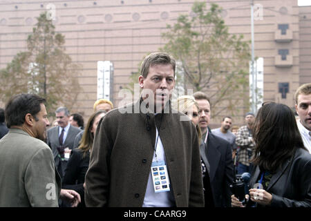 31. Januar 2004; Houston, TX, USA; Fußballspieler TROY AIKMAN, Teilnahme an der 2. jährlichen Cadillac Grand Prix.  Racing mit Rennserien auf einem virtuellen Laufbahn, erlaubt das Ereignis Sportlern und Prominenten, zeigen Sie ihr fahrerisches können für einen guten Zweck.  Leeann Tweeden (Host, "Best Damn Sports zeigen Period"), ich Stockfoto