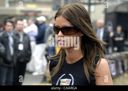 31. Januar 2004; Houston, TX, USA; Prominente/Designer/Modell NICKY HILTON, die Teilnahme an der 2. jährlichen Cadillac Grand Prix. Racing mit Rennserien auf einem virtuellen Laufbahn, erlaubt das Ereignis Sportlern und Prominenten, zeigen Sie ihr fahrerisches können für einen guten Zweck. Leeann Tweeden (Host, "Best Damn Sports Show Pe Stockfoto