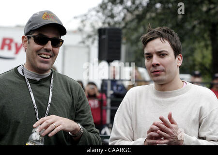 31. Januar 2004; Houston, TX, USA; Komiker ADAM CAROLLA (L) und JIMMY FALLON besucht die 2. jährlichen Cadillac Grand Prix. Racing mit Rennserien auf einem virtuellen Laufbahn, erlaubt das Ereignis Sportlern und Prominenten, zeigen Sie ihr fahrerisches können für einen guten Zweck. Leeann Tweeden (Host, "Best Damn Sports Stockfoto