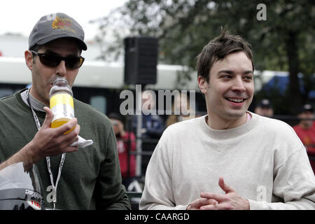 31. Januar 2004; Houston, TX, USA; Komiker ADAM CAROLLA (L) und JIMMY FALLON besucht die 2. jährlichen Cadillac Grand Prix. Racing mit Rennserien auf einem virtuellen Laufbahn, erlaubt das Ereignis Sportlern und Prominenten, zeigen Sie ihr fahrerisches können für einen guten Zweck. Leeann Tweeden (Host, "Best Damn Sports Stockfoto