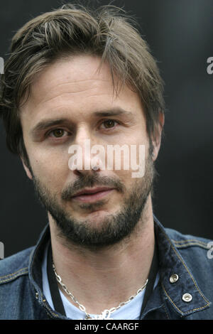 31. Januar 2004; Houston, TX, USA; Schauspieler DAVID ARQUETTE Teilnahme an der 2. jährlichen Cadillac Grand Prix. Racing mit Rennserien auf einem virtuellen Laufbahn, erlaubt das Ereignis Sportlern und Prominenten, zeigen Sie ihr fahrerisches können für einen guten Zweck.  Leeann Tweeden (Host, "Best Damn Sports zeigen Period"), Ice Cube, Stockfoto