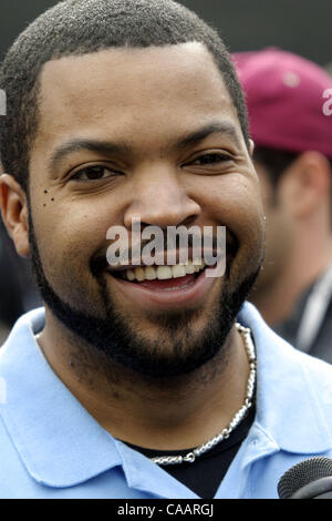 31. Januar 2004; Houston, TX, USA; Rapper, Schauspieler, ICE CUBE, die Teilnahme an der 2. jährlichen Cadillac Super Bowl Grand Prix gedreht.  Racing mit Rennserien auf einem virtuellen Laufbahn, erlaubt das Ereignis Sportlern und Prominenten, zeigen Sie ihr fahrerisches können für einen guten Zweck.  Leeann Tweeden (Host, "Best Damn Sports Sho Stockfoto