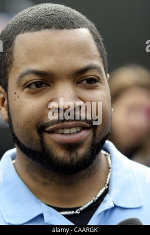 31. Januar 2004; Houston, TX, USA; Rapper, Schauspieler, ICE CUBE, die Teilnahme an der 2. jährlichen Cadillac Super Bowl Grand Prix gedreht.  Racing mit Rennserien auf einem virtuellen Laufbahn, erlaubt das Ereignis Sportlern und Prominenten, zeigen Sie ihr fahrerisches können für einen guten Zweck.  Leeann Tweeden (Host, "Best Damn Sports Sho Stockfoto