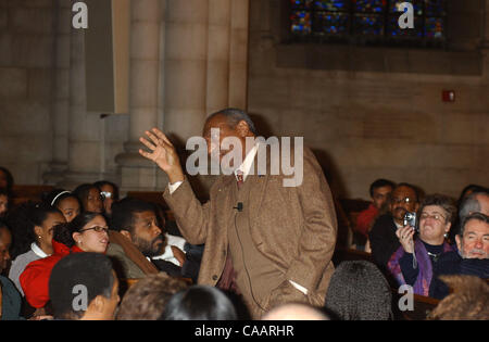 2. Februar 2004; New York, NY, USA; Komiker BILL COSBY wendet sich an junge Studenten zum 50. Jahrestag der Brown v. Board Of Education in der Riverside Church. Stockfoto