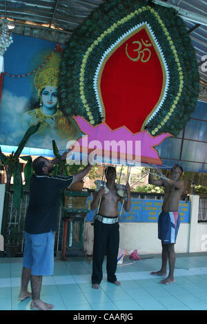 KUALA LUMPUR, MALAYSIA 3. Februar 2004 zu beenden und passen schwere Cavadis in ihrem Tempel in der Innenstadt von Kuala Lumpur, einander helfen "Jack" Gruppe kümmern sich um letzte Vorbereitungen für Pilgramidge des Thaipusam Festival, 3. Februar. 2004. 30 oder mehr Tage des Fastens und Stunden der Herstellung Cavadis requ Stockfoto