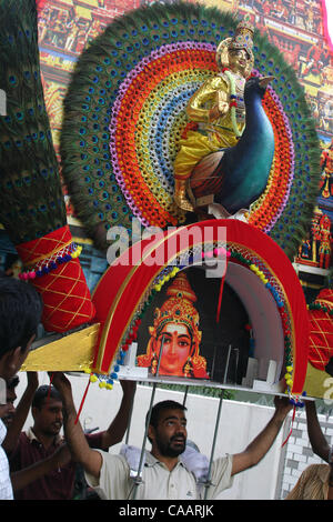 KUALA LUMPUR, MALAYSIA-3. Februar 2004-Veteran der 19 feste, Suresh, Trys Gleichgewicht eines schweren Cavadis als "Jack" Gruppe kümmern sich um die letzten Vorbereitungen für die Pilgramidge des Thaipusam Festival, 3. Februar. 2004. 30 oder mehr Tage des Fastens und stundenlangen Cavadis Aufwand und Dedi erforderlich machen Stockfoto