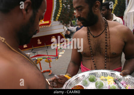 KUALA LUMPUR, MALAYSIA 5. Februar 2004 Jagatheswaran, genannt Jack, gibt letzte Anweisungen und Segen an die Mitglieder seiner Gruppe im Rahmen der letzten Vorbereitungen für die Pilgramidge am Tag des Thaipusam Festival, Februar 5. 2004. 30 oder mehr Tage des Fastens und stundenlangen Cavadis Eff erforderlich machen Stockfoto