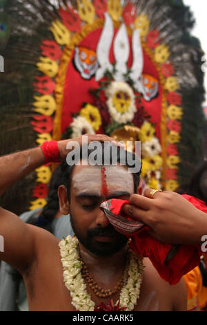 KUALA LUMPUR, MALAYSIA-5. Februar 2004-Anhänger erhält vor der Einnahme von seiner Cavadi für Pilgramidge des Thaipusam Festival, Februar 5 letzten Segen. 2004. 30 oder mehr Tage des Fastens und Stunden nach Durchführung der Cavadis Aufwand und Engagement erfordern als Höhepunkt der Pilgramidge. Es ist die größte c Stockfoto