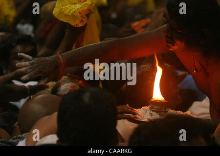 KUALA LUMPUR, MALAYSIA 5. Februar 2004 Hindupriester reicht über die Menge um Segen für Pilgrams an den Tempel von Batu Höhlen während Thaipusam Festival, Februar 5 geben. 2004 mehr als 1 Million Menschen klettern in zwei Tagen fast ohne Unterbrechung Prozession, steile Treppe zum Eingang des Tempels Stockfoto