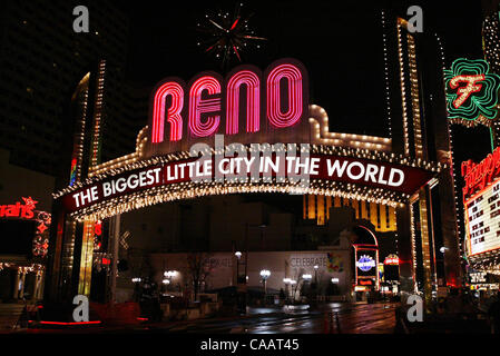 Die größte Kleinstadt in der Welt-Neon-Schild in der Innenstadt von RENO. Die riesige Leuchtreklame ist berühmt weltweit. RENO befindet sich im nördlichen Teil von Nevada & ist 450 Meilen von Las Vegas, Nevada.  21.02.04 FOTO VON MARY ANN OWEN Stockfoto