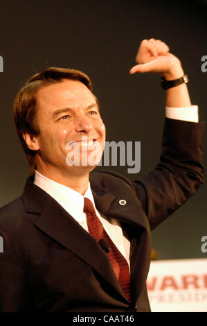 21. Februar 2004; Cleveland, Ohio, USA; Demokratischen Präsidenten hoffnungsvollen Senator JOHN EDWARDS befasst sich eine Menschenmenge während einer Kundgebung der Kampagne Samstag, 21. Februar 2004, an der Cleveland State University in Cleveland. Stockfoto