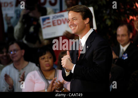 21. Februar 2004; Cleveland, Ohio, USA; Demokratischen Präsidenten hoffnungsvollen Senator JOHN EDWARDS befasst sich eine Menschenmenge während einer Kundgebung der Kampagne Samstag, 21. Februar 2004, an der Cleveland State University in Cleveland. Stockfoto