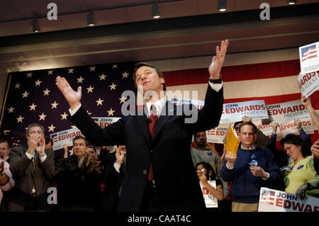 21. Februar 2004; Cleveland, Ohio, USA; Demokratischen Präsidenten hoffnungsvollen Senator JOHN EDWARDS befasst sich eine Menschenmenge während einer Kundgebung der Kampagne Samstag, 21. Februar 2004, an der Cleveland State University in Cleveland. Stockfoto