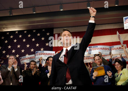 21. Februar 2004; Cleveland, Ohio, USA; Demokratischen Präsidenten hoffnungsvollen Senator JOHN EDWARDS befasst sich eine Menschenmenge während einer Kundgebung der Kampagne Samstag, 21. Februar 2004, an der Cleveland State University in Cleveland. Stockfoto