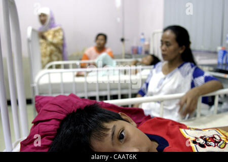 Februar 24,2004 JAKARTA, Indonesien liegt ein Patient von HÄMORRHAGISCHE DENGUE-Fieber auf dem Bett auf das Bezirkskrankenhaus Tarakan West Jakarta.      Foto von leugnen/JiwaFoto/ZUMA Press Stockfoto