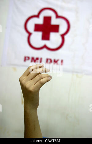 24. Februar 2004 hebt JAKARTA, Indonesien ein Mann seine Hand nach der Blutspende im Indonesischen Roten Kreuzes Jakarta Büro kaum Blut in diesen Tagen für eine wachsende Zahl von Dengue-Fieber Patienten versorgt.    Foto von leugnen/JiwaFoto/ZUMA Press Stockfoto