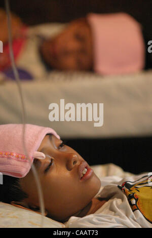 Februar 24,2004 JAKARTA, Indonesien liegt ein Patient von HÄMORRHAGISCHE Dengue-Fieber auf dem Bett in einem Jakarta Krankenhaus Foto von Deny/JiwaFoto/ZUMA Press Stockfoto