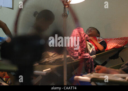 Februar 24,2004 JAKARTA, Indonesien liegt ein Patient von HÄMORRHAGISCHE Dengue-Fieber auf dem Bett in einem Jakarta Krankenhaus Foto von Deny/JiwaFoto/ZUMA Press Stockfoto