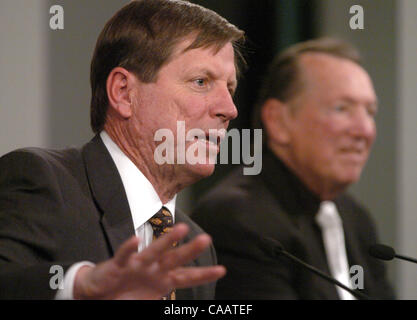 Norval Turner, links, beantwortet eine Frage nach einer als neuen Cheftrainer der Oakland Raiders vom Geschäftsführenden Komplementär Al Davis während einer Pressekonferenz 26. Januar 2004 in der Team-Zentrale in Alameda, Kalifornien     (Bob Pepping/Contra Costa Times) Stockfoto