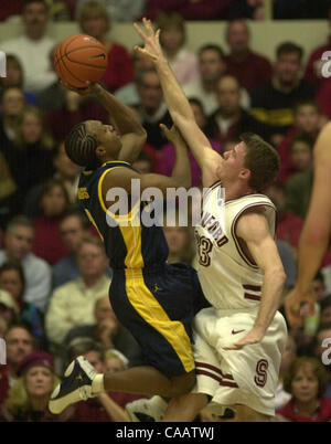 CALs #2 AJ Diggs (links) versucht, ein Schuss vorbei Stanfords #33 Matt Lottich (rechts) bei der Basketball-Spiel in Palo Alto, Kalifornien, auf Samstag, 17. Januar 2004. 17.01.04 (CONTRA COSTA TIMES / DOUG DURAN) STANCAL1. JPG Stockfoto