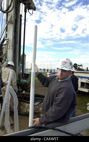 URS und Dupont Project Manager Ron Kallus zeigen das PVC-Rohr, das in der Wasserprobe in einer der vielen Brunnen gebohrt wird auf dem Dupont-Grundstück in Oakley Kalifornien sammeln Freitag, 6. Februar 2004 gestellt werden. Die Brunnen sind für das Sammeln von Wasser tief in den Boden Proben.  Die chemische ma Stockfoto
