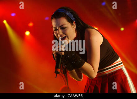 Evanescence-Sängerin Amy Lee im Konzert am Freitag, 13. Februar 2004 im Event Center an der San Jose State University in San Jose, Kalifornien führt (Contra Costa Times / Jose Carlos Fajardo) Stockfoto