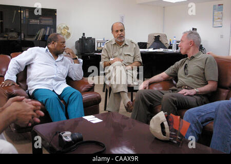 Ramiro Lopes da Silva, Musik-Produzent Quincy Jones und Jim Kimsey (ehemaliger CEO von AOL, Berater von Donald Rumsfeld) treffen im UN-Hauptquartier in Bagdad, Irak. Stockfoto