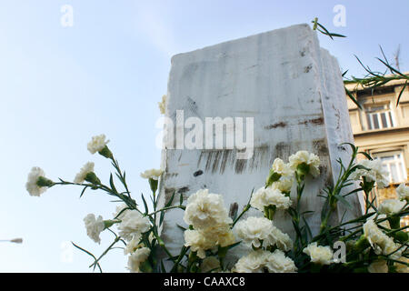 17. November 2003; Istanbul, Istanbul, Türkei; Ein Denkmal in der Nähe der Neve-Shalom-Synagoge in Istanbul, Türkei, nach der Bombardierung. Stockfoto