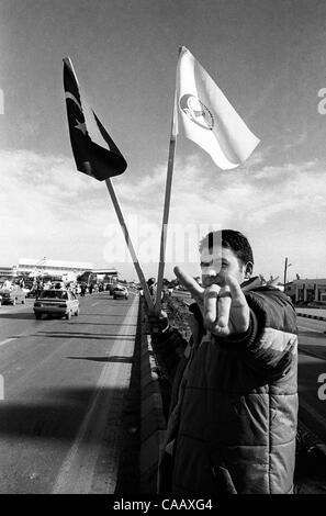 13. Dezember 2003; Lefkosa, türkische Republik; Pro-Regierung und der pro-Türkei Anhänger der MBP Partei vor den Wahlen in Lefkosa/Nikosia, North Cyrpus. Das Hand-Symbol ist von der alten '' graue Wölfe,'' ein Extremist, militante Pro-türkische Gruppe. Stockfoto